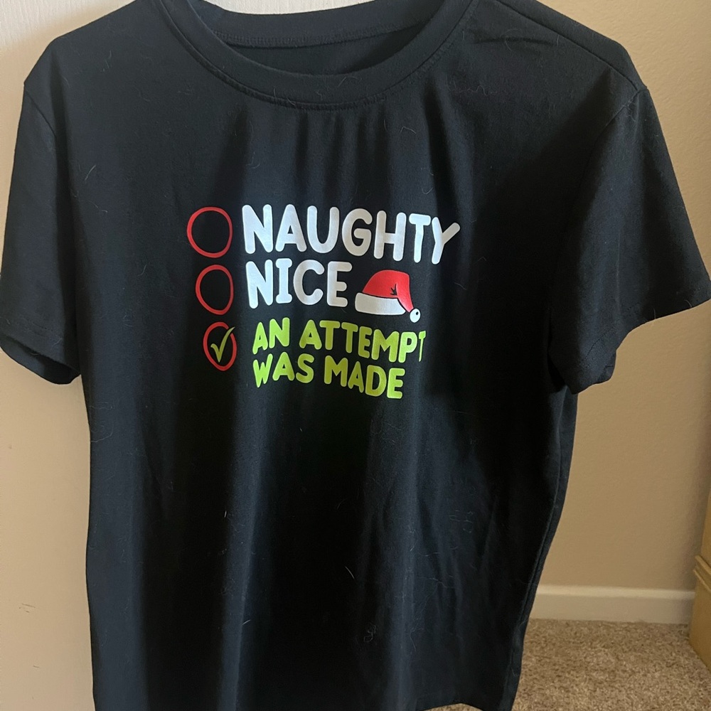 Black Graphic Tee with Holiday Print: EUC! 🧑🎄💚🤍❤️